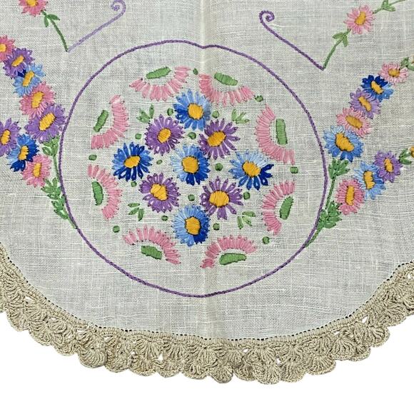 Vintage linen table runner hand embroidery tablecloth thick crochet trim oval - Picture 7 of 8